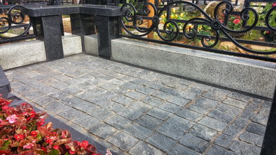 Брусчатка пиленная с двух сторон легко формирует правильные линии стыков